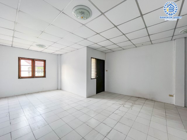 *****ทาวน์โฮมมือสองย่านนนทบุรี ม.ชุมชนวัดสำโรง บางกรวย-ไทรน้อย เนื้อที่กว้างขวางถึง 23.4 ตร.ว. ฟังก์ชัน 3 ห้องนอน 3 ห้องน้ำ 1 ที่จอดรถ บ้านทำเลดี เพียง 10 นาทีก็ถึงรถไฟฟ้าสายสีแดง "สถานีบางบำหรุ" ราคาถูดที่สุดในโครงการ! ห้ามพลาด!